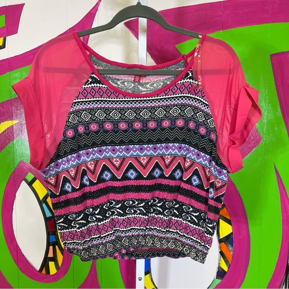 BONGO, Trendy Pink Patterned Women's Crop Top. Size Large. Good used condition!